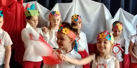 Powiększ grafikę: wystep-dzieci-z-przedszkola-wesole-skrzaty-z-okazji-dnia-niepodleglosci-653666.jpg