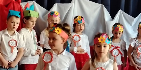 Powiększ grafikę: wystep-dzieci-z-przedszkola-wesole-skrzaty-z-okazji-dnia-niepodleglosci-653668.jpg