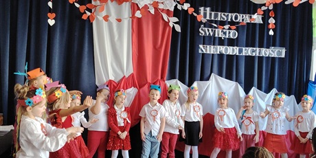 Powiększ grafikę: wystep-dzieci-z-przedszkola-wesole-skrzaty-z-okazji-dnia-niepodleglosci-653669.jpg