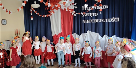 Powiększ grafikę: wystep-dzieci-z-przedszkola-wesole-skrzaty-z-okazji-dnia-niepodleglosci-653670.jpg