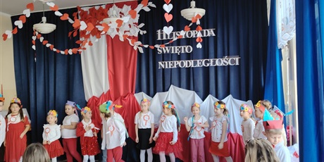 Powiększ grafikę: wystep-dzieci-z-przedszkola-wesole-skrzaty-z-okazji-dnia-niepodleglosci-653671.jpg