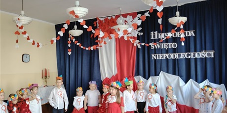 Powiększ grafikę: wystep-dzieci-z-przedszkola-wesole-skrzaty-z-okazji-dnia-niepodleglosci-653672.jpg