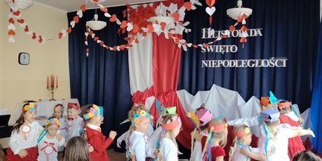 Powiększ grafikę: wystep-dzieci-z-przedszkola-wesole-skrzaty-z-okazji-dnia-niepodleglosci-653673.jpg