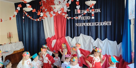 Powiększ grafikę: wystep-dzieci-z-przedszkola-wesole-skrzaty-z-okazji-dnia-niepodleglosci-653674.jpg