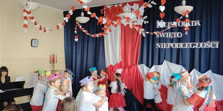 Powiększ grafikę: wystep-dzieci-z-przedszkola-wesole-skrzaty-z-okazji-dnia-niepodleglosci-653675.jpg
