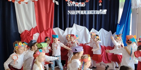 Powiększ grafikę: wystep-dzieci-z-przedszkola-wesole-skrzaty-z-okazji-dnia-niepodleglosci-653676.jpg