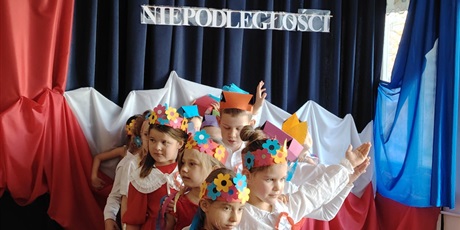 Powiększ grafikę: wystep-dzieci-z-przedszkola-wesole-skrzaty-z-okazji-dnia-niepodleglosci-653677.jpg