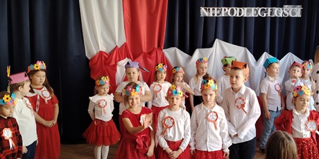 Powiększ grafikę: wystep-dzieci-z-przedszkola-wesole-skrzaty-z-okazji-dnia-niepodleglosci-653678.jpg