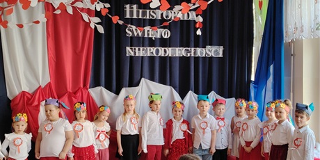 Powiększ grafikę: wystep-dzieci-z-przedszkola-wesole-skrzaty-z-okazji-dnia-niepodleglosci-653679.jpg