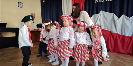 Powiększ grafikę: wystep-dzieci-z-przedszkola-wesole-skrzaty-z-okazji-dnia-niepodleglosci-653680.jpg