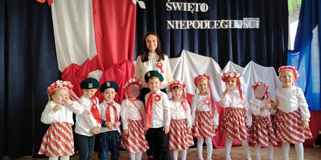 Powiększ grafikę: wystep-dzieci-z-przedszkola-wesole-skrzaty-z-okazji-dnia-niepodleglosci-653681.jpg