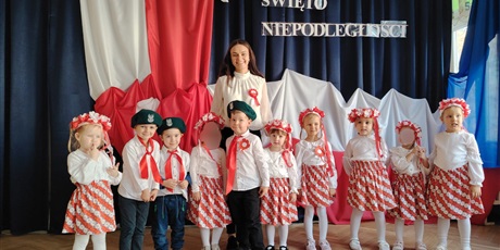 Powiększ grafikę: wystep-dzieci-z-przedszkola-wesole-skrzaty-z-okazji-dnia-niepodleglosci-653682.jpg