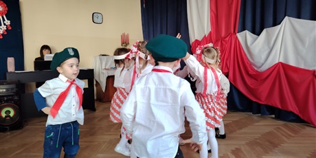 Powiększ grafikę: wystep-dzieci-z-przedszkola-wesole-skrzaty-z-okazji-dnia-niepodleglosci-653683.jpg