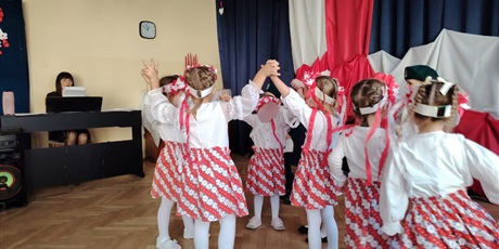 Powiększ grafikę: wystep-dzieci-z-przedszkola-wesole-skrzaty-z-okazji-dnia-niepodleglosci-653684.jpg