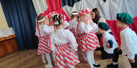 Powiększ grafikę: wystep-dzieci-z-przedszkola-wesole-skrzaty-z-okazji-dnia-niepodleglosci-653685.jpg