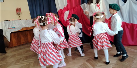 Powiększ grafikę: wystep-dzieci-z-przedszkola-wesole-skrzaty-z-okazji-dnia-niepodleglosci-653686.jpg