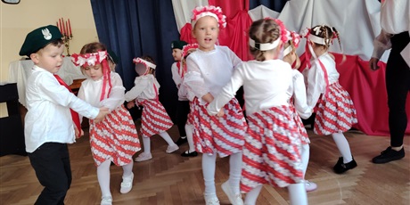 Powiększ grafikę: wystep-dzieci-z-przedszkola-wesole-skrzaty-z-okazji-dnia-niepodleglosci-653687.jpg