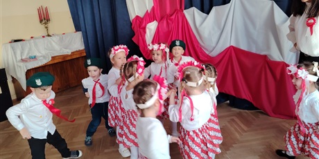 Powiększ grafikę: wystep-dzieci-z-przedszkola-wesole-skrzaty-z-okazji-dnia-niepodleglosci-653688.jpg