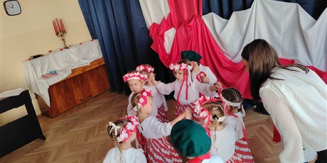 Powiększ grafikę: wystep-dzieci-z-przedszkola-wesole-skrzaty-z-okazji-dnia-niepodleglosci-653689.jpg