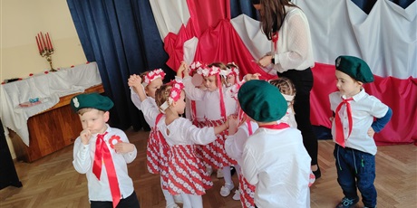 Powiększ grafikę: wystep-dzieci-z-przedszkola-wesole-skrzaty-z-okazji-dnia-niepodleglosci-653690.jpg