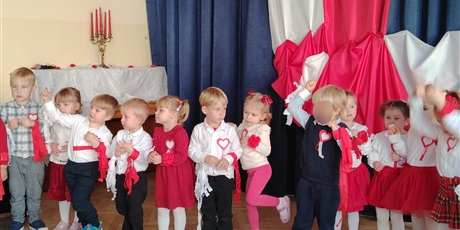 Powiększ grafikę: wystep-dzieci-z-przedszkola-wesole-skrzaty-z-okazji-dnia-niepodleglosci-653691.jpg