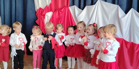 Powiększ grafikę: wystep-dzieci-z-przedszkola-wesole-skrzaty-z-okazji-dnia-niepodleglosci-653692.jpg