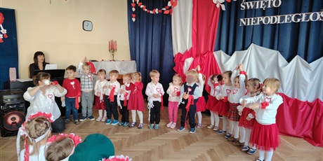 Powiększ grafikę: wystep-dzieci-z-przedszkola-wesole-skrzaty-z-okazji-dnia-niepodleglosci-653693.jpg