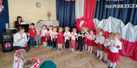 Powiększ grafikę: wystep-dzieci-z-przedszkola-wesole-skrzaty-z-okazji-dnia-niepodleglosci-653695.jpg