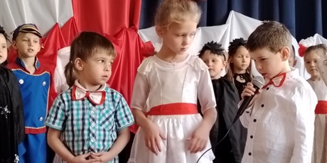 Powiększ grafikę: wystep-dzieci-z-przedszkola-wesole-skrzaty-z-okazji-dnia-niepodleglosci-653697.jpg