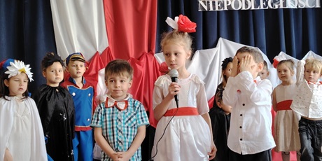 Powiększ grafikę: wystep-dzieci-z-przedszkola-wesole-skrzaty-z-okazji-dnia-niepodleglosci-653698.jpg