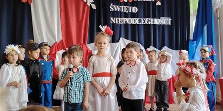 Powiększ grafikę: wystep-dzieci-z-przedszkola-wesole-skrzaty-z-okazji-dnia-niepodleglosci-653699.jpg