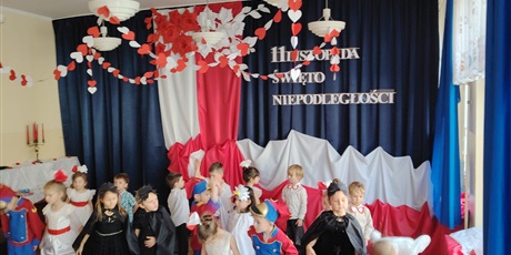 Powiększ grafikę: wystep-dzieci-z-przedszkola-wesole-skrzaty-z-okazji-dnia-niepodleglosci-653700.jpg