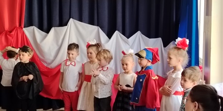 Powiększ grafikę: wystep-dzieci-z-przedszkola-wesole-skrzaty-z-okazji-dnia-niepodleglosci-653701.jpg