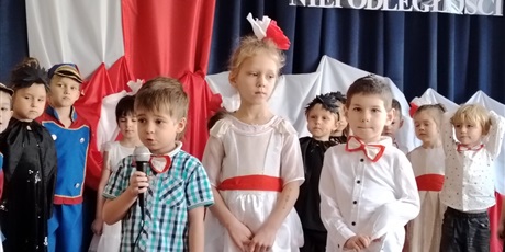 Powiększ grafikę: wystep-dzieci-z-przedszkola-wesole-skrzaty-z-okazji-dnia-niepodleglosci-653702.jpg