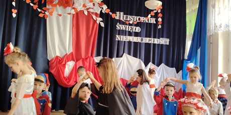 Powiększ grafikę: wystep-dzieci-z-przedszkola-wesole-skrzaty-z-okazji-dnia-niepodleglosci-653703.jpg