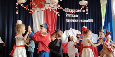 Powiększ grafikę: wystep-dzieci-z-przedszkola-wesole-skrzaty-z-okazji-dnia-niepodleglosci-653704.jpg