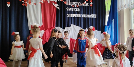 Powiększ grafikę: wystep-dzieci-z-przedszkola-wesole-skrzaty-z-okazji-dnia-niepodleglosci-653705.jpg