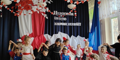 Powiększ grafikę: wystep-dzieci-z-przedszkola-wesole-skrzaty-z-okazji-dnia-niepodleglosci-653706.jpg