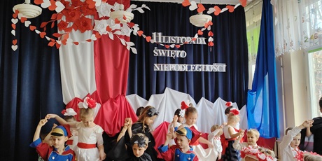 Powiększ grafikę: wystep-dzieci-z-przedszkola-wesole-skrzaty-z-okazji-dnia-niepodleglosci-653707.jpg