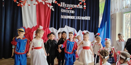 Powiększ grafikę: wystep-dzieci-z-przedszkola-wesole-skrzaty-z-okazji-dnia-niepodleglosci-653708.jpg