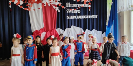 Powiększ grafikę: wystep-dzieci-z-przedszkola-wesole-skrzaty-z-okazji-dnia-niepodleglosci-653709.jpg