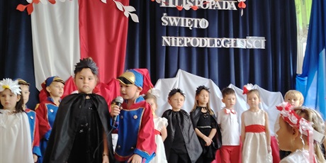 Powiększ grafikę: wystep-dzieci-z-przedszkola-wesole-skrzaty-z-okazji-dnia-niepodleglosci-653710.jpg