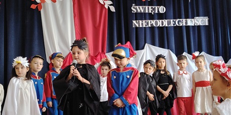 Powiększ grafikę: wystep-dzieci-z-przedszkola-wesole-skrzaty-z-okazji-dnia-niepodleglosci-653711.jpg