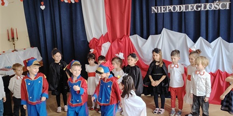 Powiększ grafikę: wystep-dzieci-z-przedszkola-wesole-skrzaty-z-okazji-dnia-niepodleglosci-653712.jpg