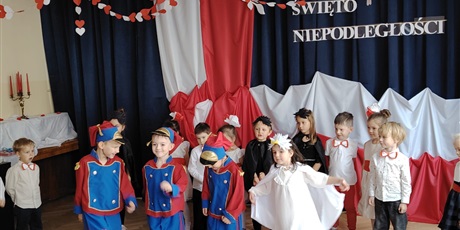 Powiększ grafikę: wystep-dzieci-z-przedszkola-wesole-skrzaty-z-okazji-dnia-niepodleglosci-653713.jpg