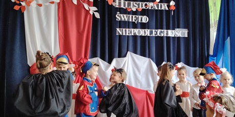 Powiększ grafikę: wystep-dzieci-z-przedszkola-wesole-skrzaty-z-okazji-dnia-niepodleglosci-653714.jpg