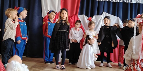 Powiększ grafikę: wystep-dzieci-z-przedszkola-wesole-skrzaty-z-okazji-dnia-niepodleglosci-653715.jpg