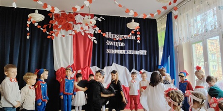 Powiększ grafikę: wystep-dzieci-z-przedszkola-wesole-skrzaty-z-okazji-dnia-niepodleglosci-653716.jpg