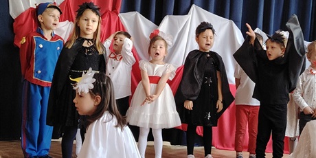 Powiększ grafikę: wystep-dzieci-z-przedszkola-wesole-skrzaty-z-okazji-dnia-niepodleglosci-653717.jpg