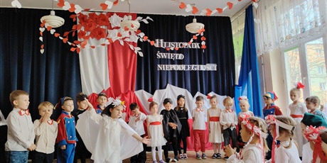Powiększ grafikę: wystep-dzieci-z-przedszkola-wesole-skrzaty-z-okazji-dnia-niepodleglosci-653718.jpg
